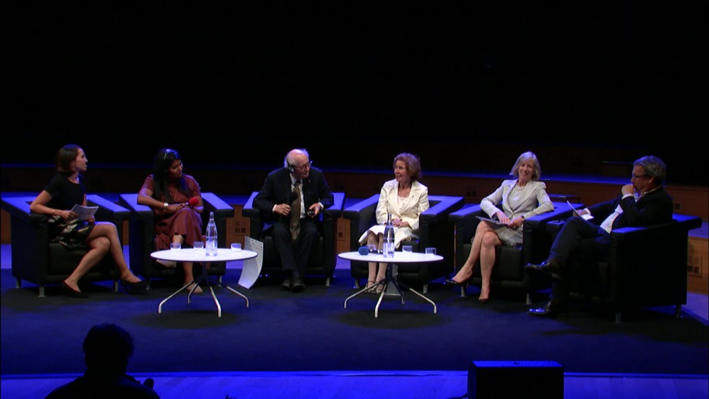 Foto: Diskussionsrunde zum Thema Antisemitismus mit Beate & Serge Klarsfeld, Stefania Giannini und Saba-Nur Cheema