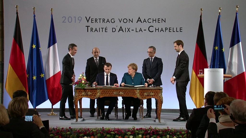 Foto: Der Aachener Vertrag wird unterschrieben
