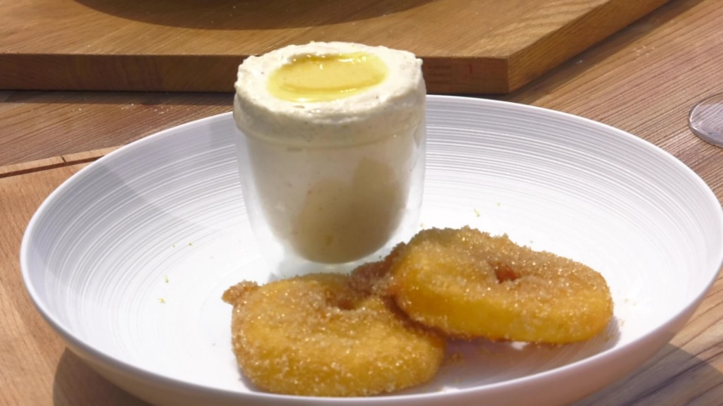 Eierlikör Eis-Soufflé mit Apfelbeignets