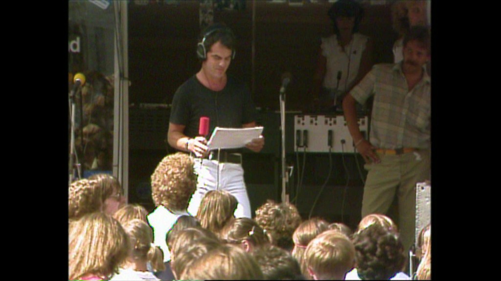 Foto: Thomas Ohrner beim Schülerferienfest auf der Bühne