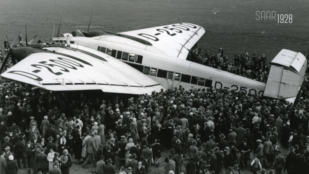 Foto: Ein Flugzeug auf der Wiese hinter der Stiftskirche St. Arnual