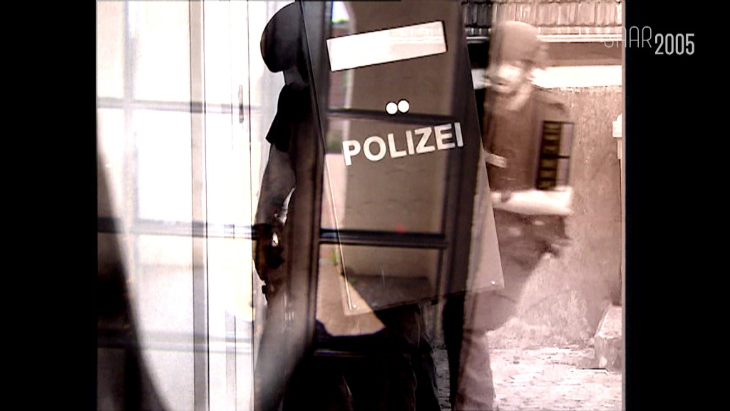 Foto: Polizei stürmt ein Haus (2005)