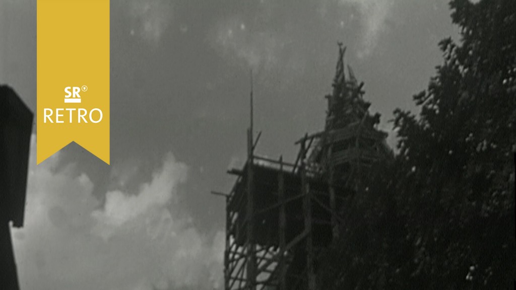 Foto: Der Turmhelm an der Stiftskirche in Saarbrücken-St. Arnual wird erneuert