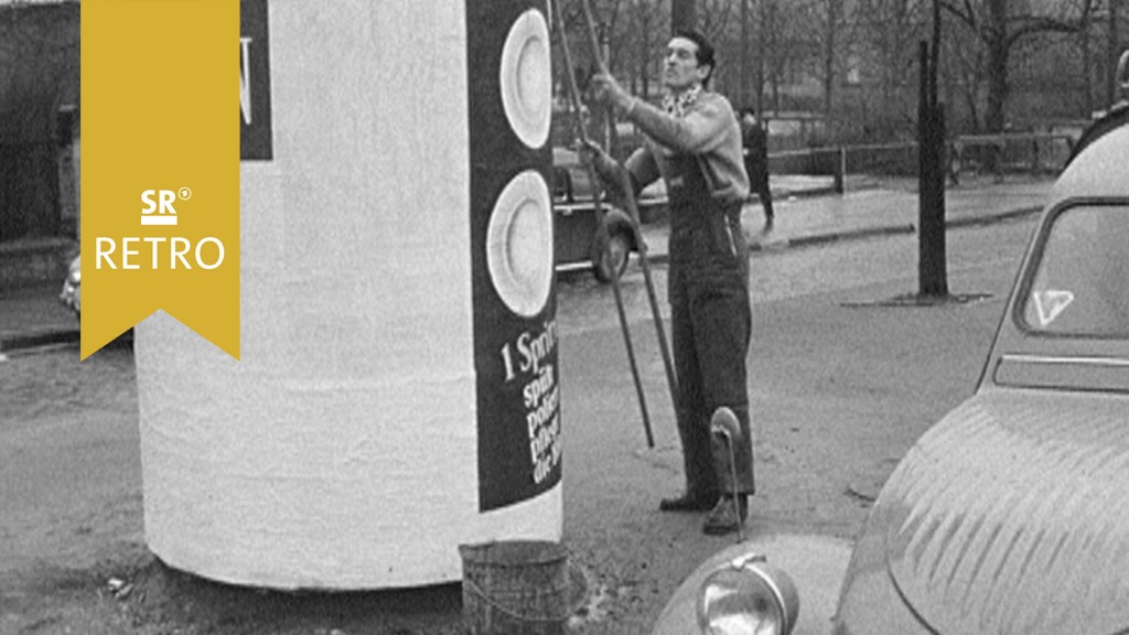 Foto: Plakatkleber an Litfaß-Säulen in Saarbrücken