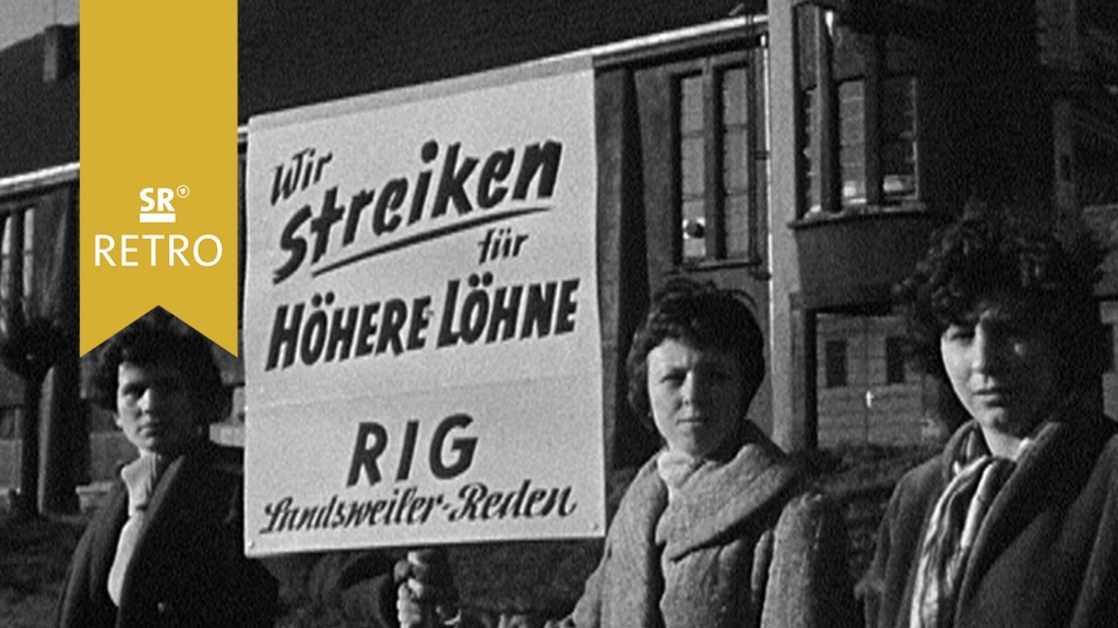 Foto: Menschen streiken mit Schildern für höhere Löhne (Streik in Schiffweiler)