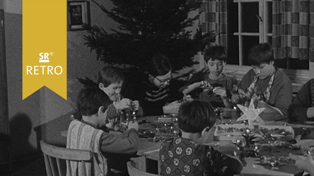 Foto: Jugendliche basteln Weihnachtsspielzeug für Kinder in Waisenhäusern