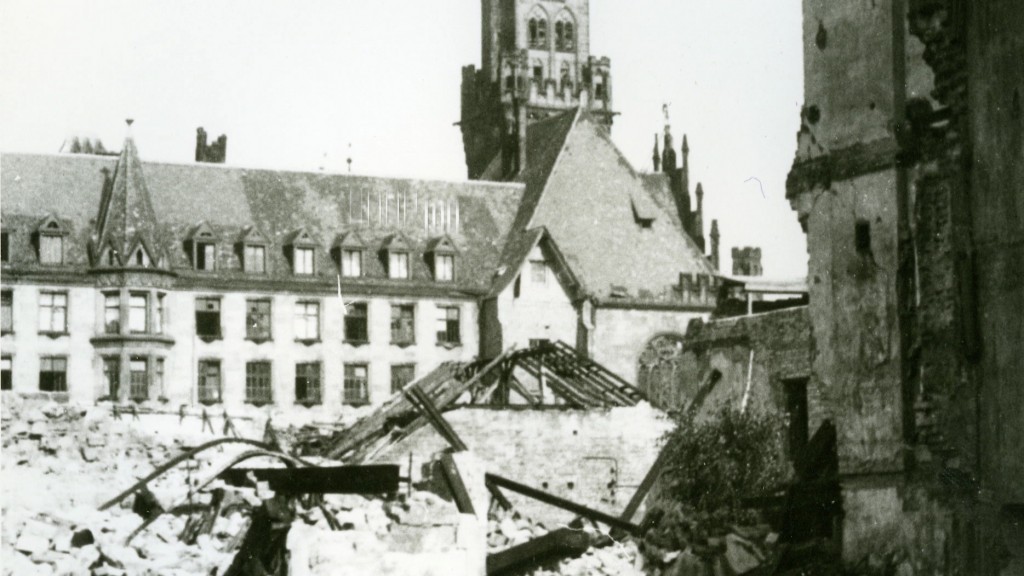 Foto: Das Saarbrücker Rathaus im Jahr 1945