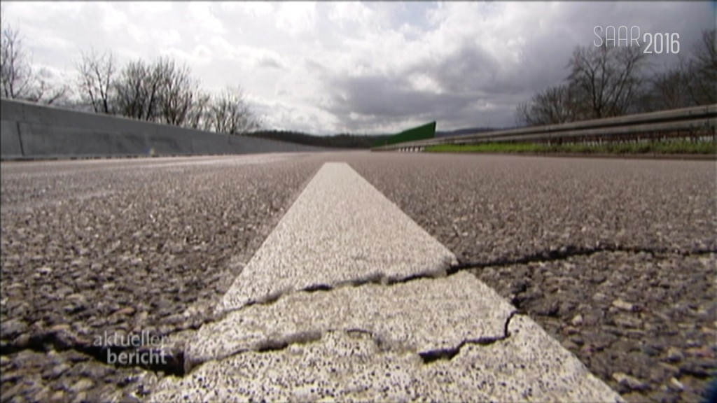 Foto: Risse im Asphalt auf der Fechinger Brücke