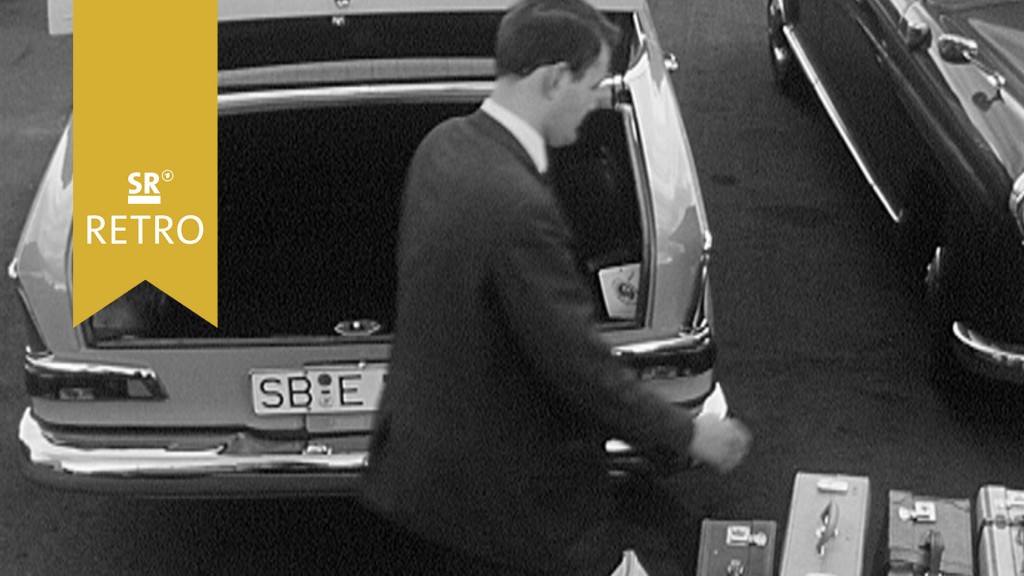 Foto: Mann vor PKW mit offenem Kofferraum