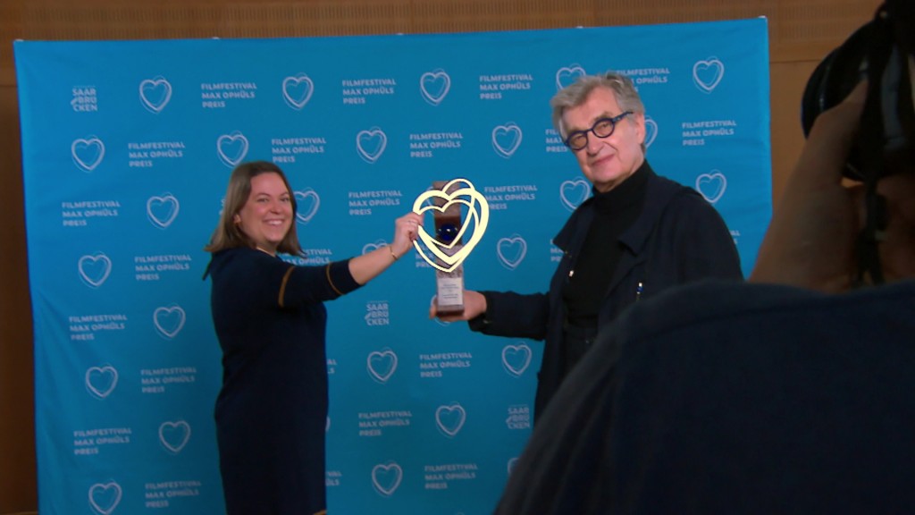 Foto: Sonja Böttger verleiht den Max Ophüls Ehrenpreis an Wim Wenders