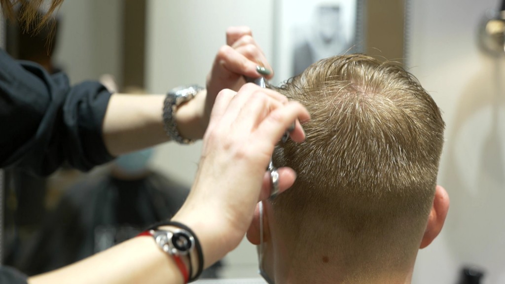 Foto: Ein Mann bekommt die Haare geschnitten