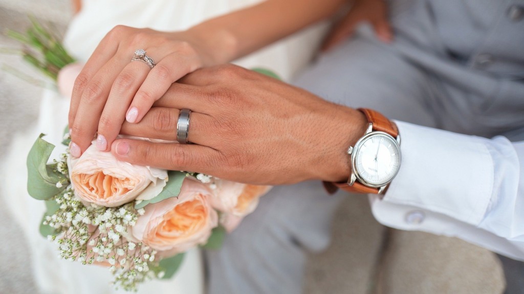 Ein frisch verheiratetes Paar zeigt seine Eheringe. (Foto: pixabay.com/Pexels)