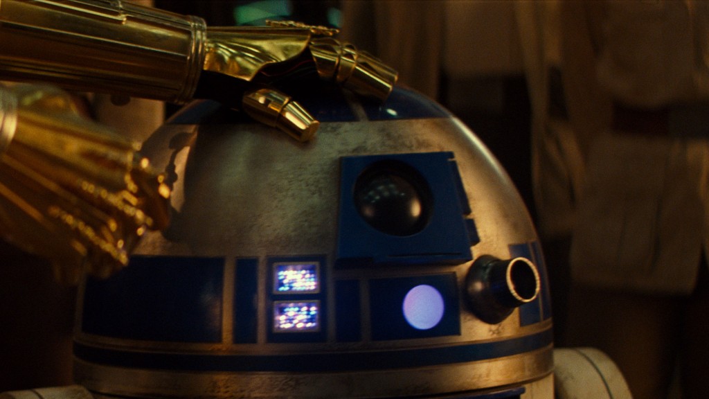 Figuren aus dem Star-Wars-Filmuniversum: Der kleine Roboter C3PO sucht Trost bei R2D2 (Szene aus 