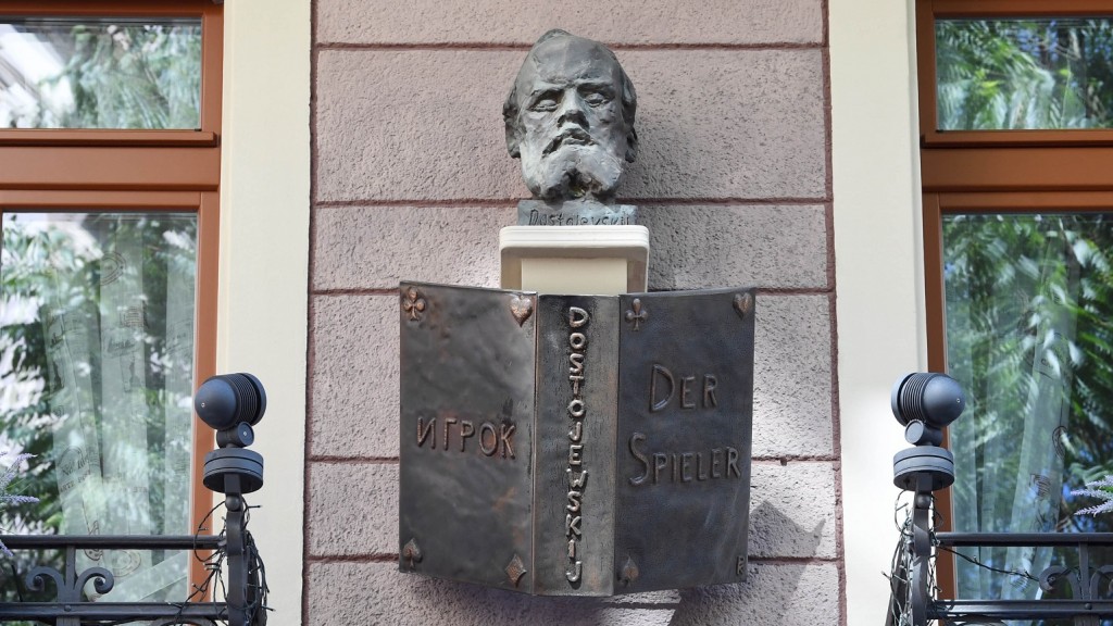 Baden-Baden: Am Dostojewski Haus ist eine Büste des russischen Schriftstellers Fjodor Michailowitsch Dostojewski angebracht (Foto: picture alliance/dpa | Uli Deck)