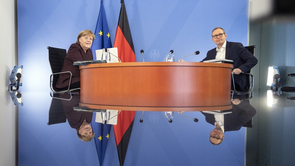 Berlin, 10.02.2021: Bundeskanzlerin Angela Merkel (CDU) und der Regierende Bürgermeister von Berlin, Michael Müller (SPD), zu Beginn der Videokonferenz mit den Ministerpräsidentinnen und Ministerpräsidenten der Länder sowie Mitgliedern der Bundesregi