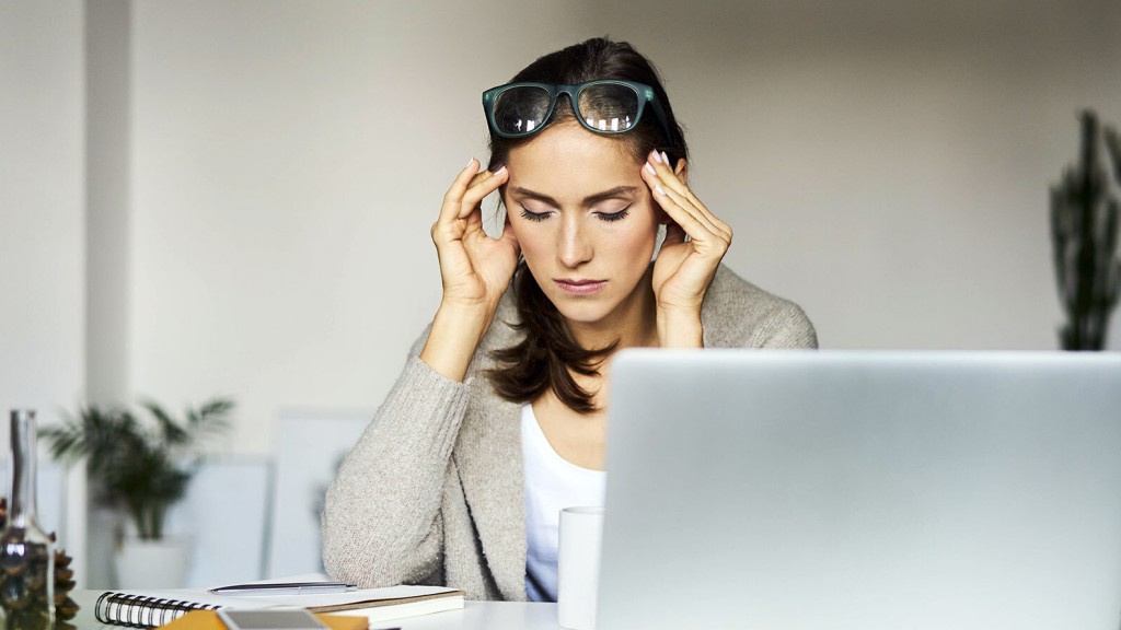 Symbolbild: Eine junge Frau sitzt vor einem Computer und fasst sich an den Kopf (Foto: imago/westend61)