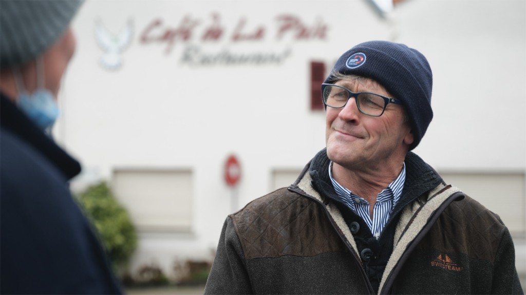 Foto: Ein Mann vor dem Café de la Paix