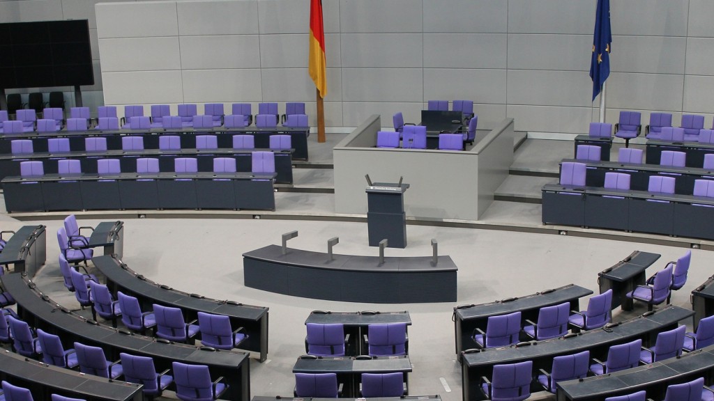 Symbolbild: Das Rednerpult im menschenleeren Plenarsaal des Bundestags (Archivfoto: Pixabay / clareich)
