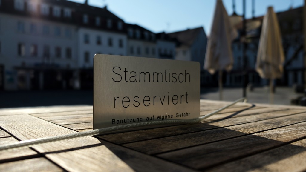 Symbolbild: Ein Reservierungsschild auf einem Gastronomietisch in der Saarbrücker City (Archivfoto: SR/Sebastioan Knöbber)