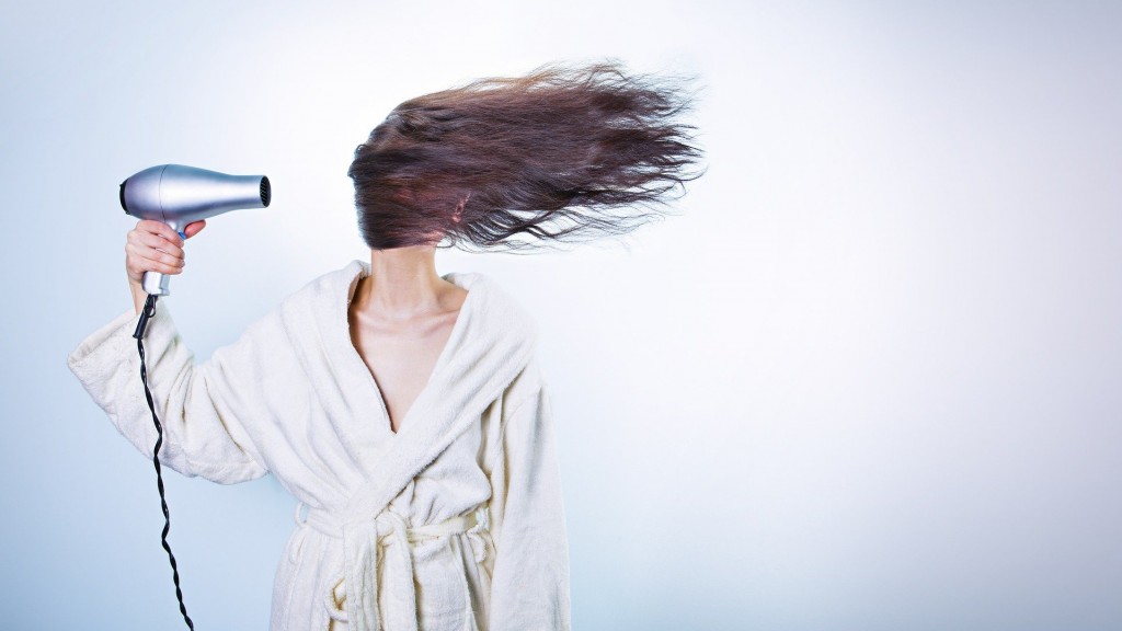 Frau föhnt ihre Haare (Bild: pixabay / RyanMcGuire)