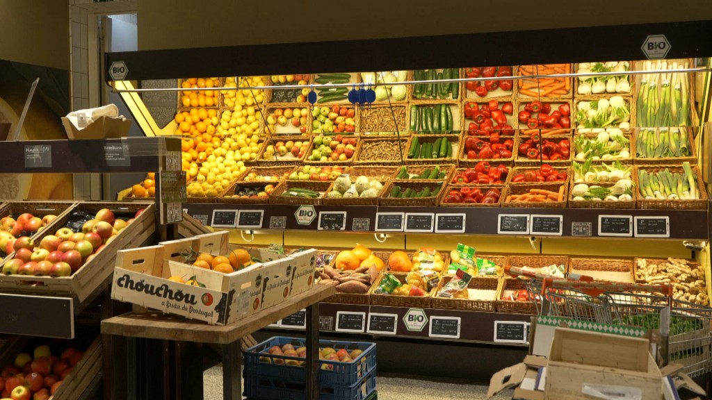 Obst und Gemüse im Eingangsbereich eines Supermarktes. (Foto: SR)