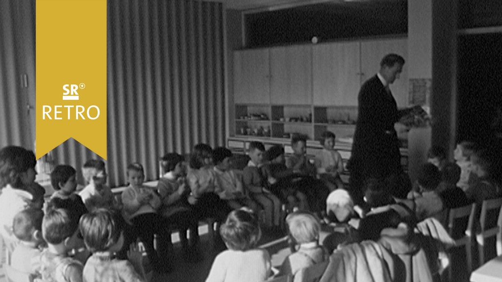 FotoKindergartenkinder mit Pater Leppich