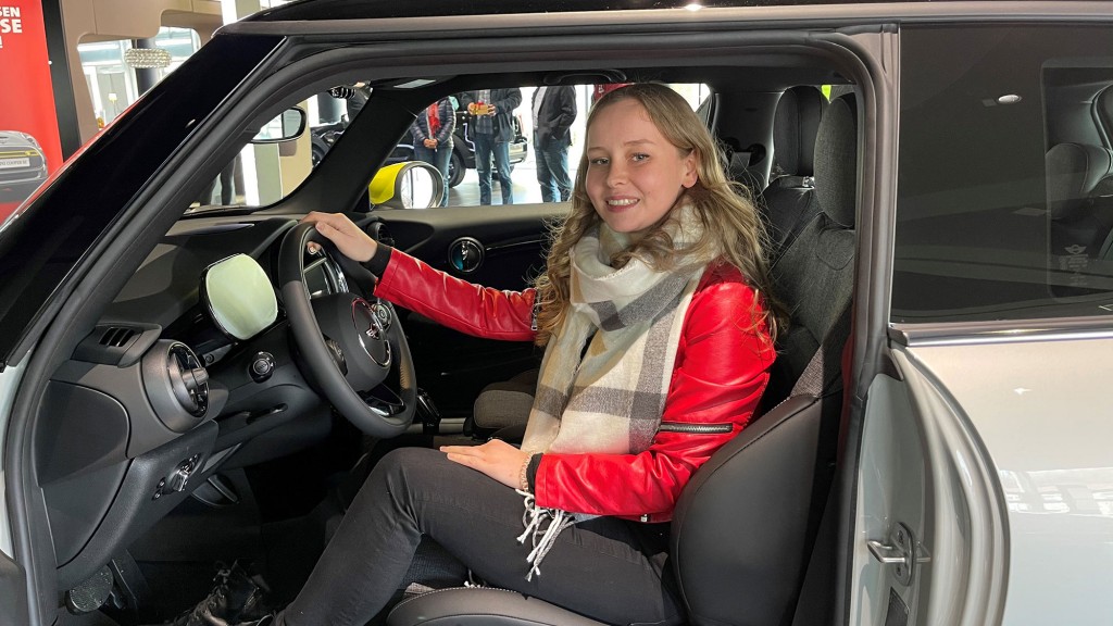 Anja Mildenberger in ihrem neuen Auto, einem MINI Cooper SE (Foto: SR 1/Elena Oberhauser)