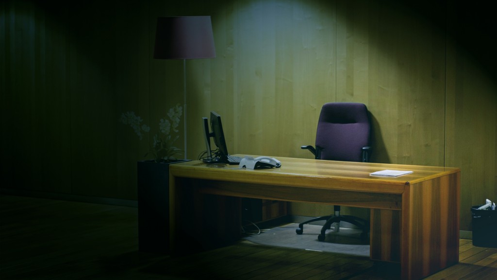 Ein leeres, spärlich beleuchtetes Büro (Foto: Imago Images/Thomas Trutschel)