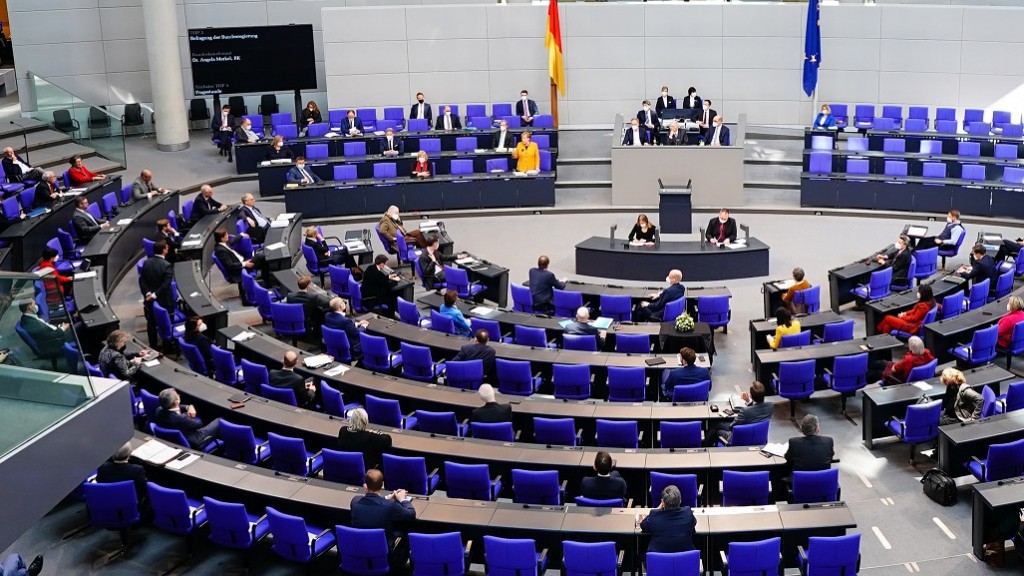 24.03.2021: Bundeskanzlerin Angela Merkel (CDU , hinten M-l gelbe Jacke) spricht zu den Abgeordneten des Bundestags bei der Regierungsbefragung (Foto: picture alliance/dpa | Michael Kappeler)