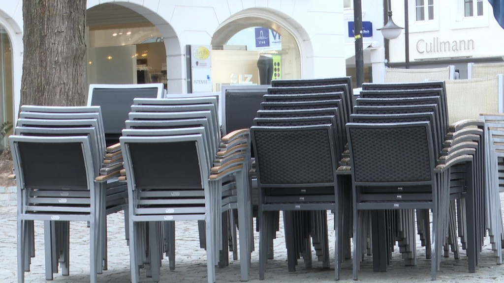Zusammengestelle Stühle der Außengastronomie (Foto: SR)