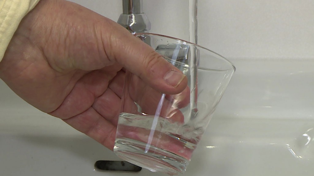 Symbolbild: Ein Trinkwasserglas (Archivfoto: SR Fernsehen)