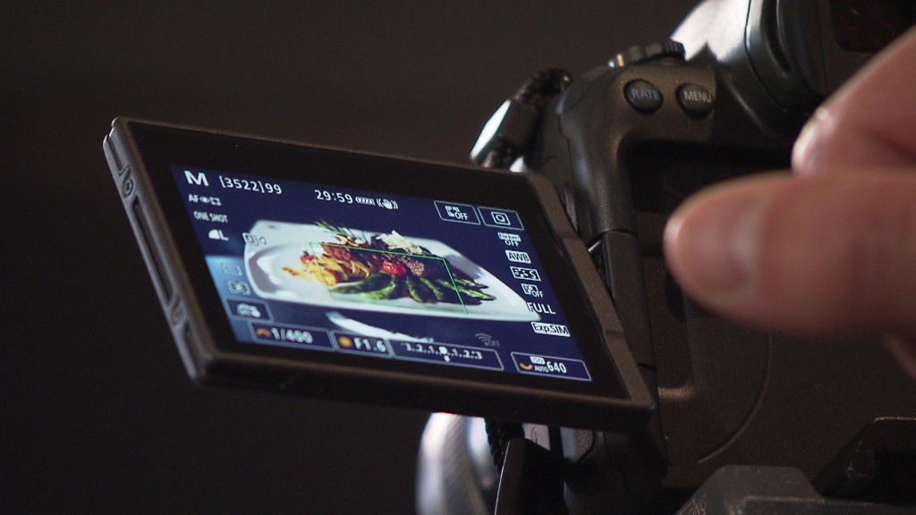 Foto: Eine Kamera, mit der gerade Essen fotografiert wird