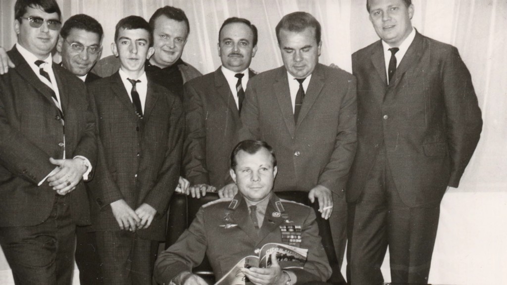 Gruppenbild mit Kosmonaut: Juri Gagarin zu Gast bei jungen französischen Kommunisten  (Archivfoto: SR Fernsehen, WimS Grenzenlos)