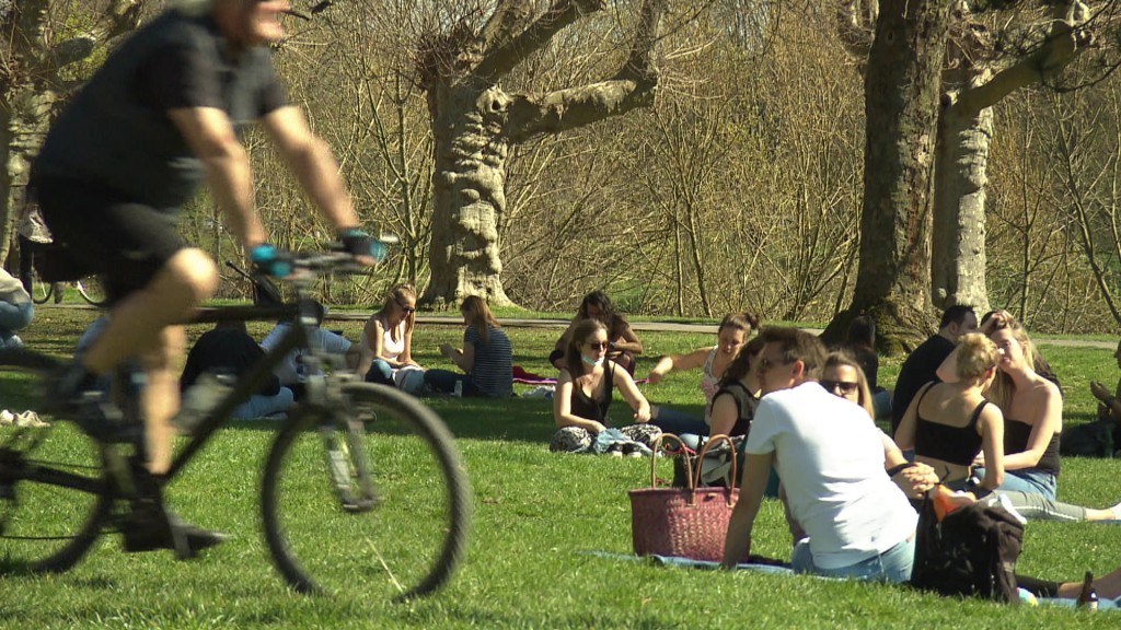 Symbolbild: Menschen in der Frühlingssonne am Saarbrücker Staden (Archivfoto: SR Fernsehen)