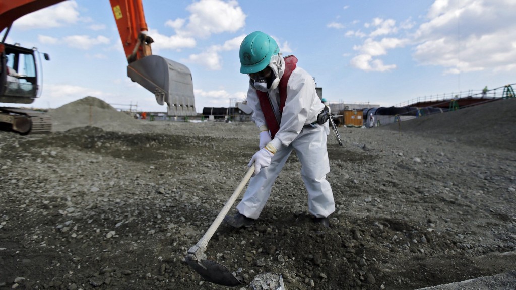 10.02.2016: Erdarbeiten in der Nähe des zerstörten Atomkraftwerks von Fukushima (Foto: picture alliance / dpa | Toru Hanai / Pool)