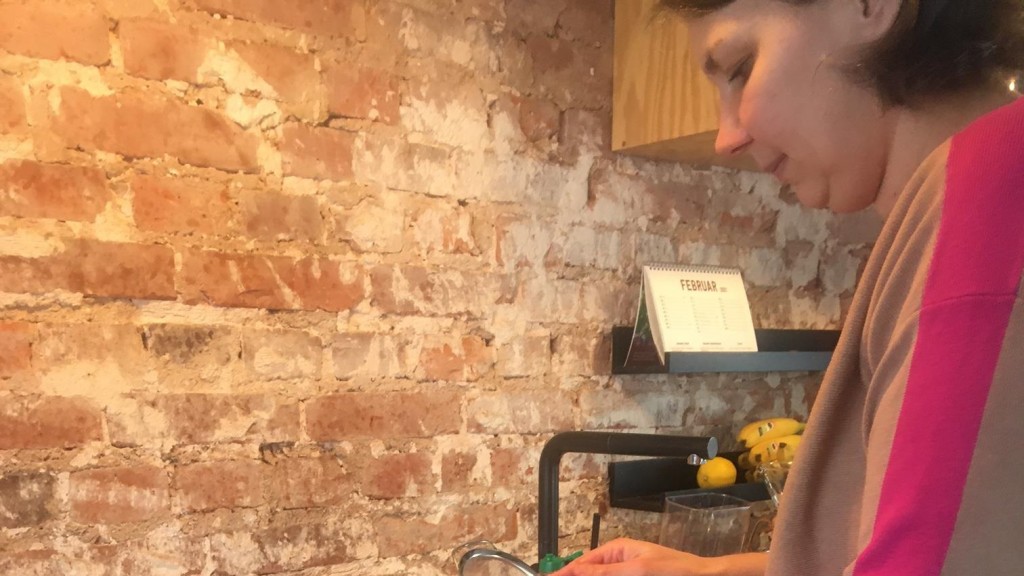 Carmen Bachmann beim Test der Meal Prep Rezepte (Foto: SR)