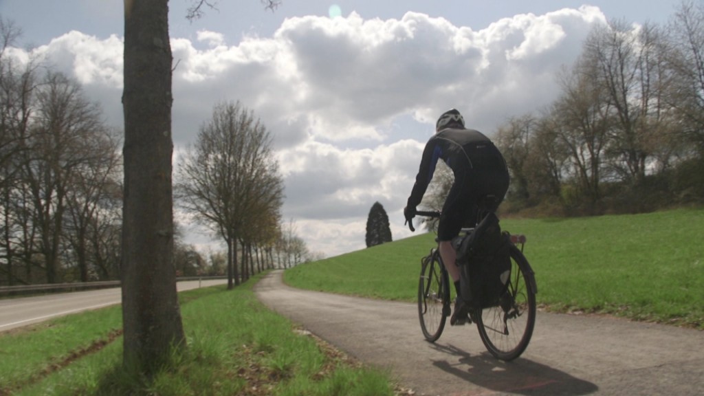 Symbolbild: Ein Fahrradfahrer auf dem Weg zum Horizont (Archivfoto: SR Fernsehen)