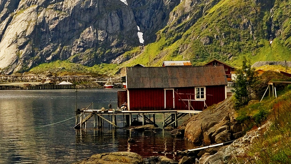 Symbolbild: Holzhütten an einem norwegischen Fjord (Foto: picture alliance / blickwinkel/McPHOTO/O. Protze | McPHOTO/O. Protze)