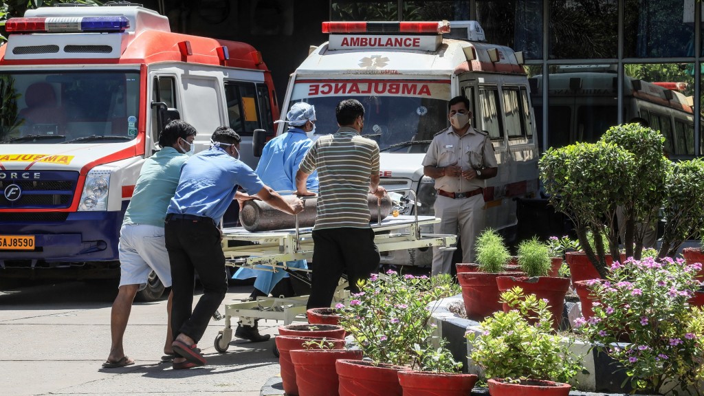 Indien, 24.04.2021: Eine Sauerstofflieferung an ein Krankenhaus (Foto: picture alliance/dpa/SOPA Images via ZUMA Wire | Naveen Sharma)