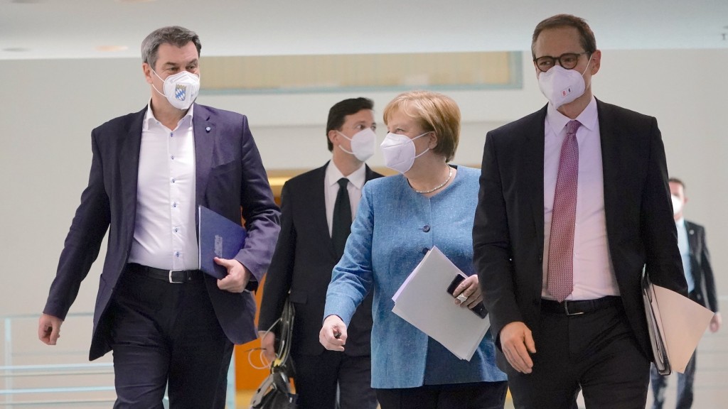 26.04.2021: Bundeskanzlerin Angela Merkel, Markus Söder und Michael Müller auf dem Weg zur Pressekonferenz nach dem Impfgipfel im Kanzleramt (Foto: picture alliance/dpa/dpa-pool | Michael Kappeler)