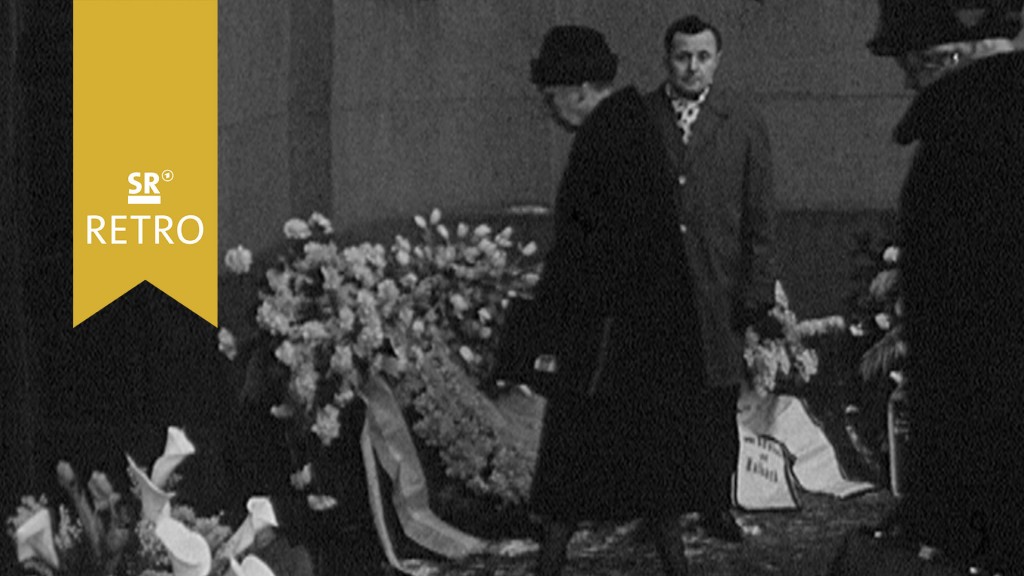 Foto: Eine Frau bei der Trauerfeier von Dr. Ernst Röchling