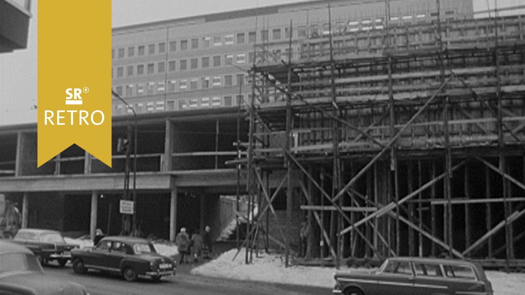 Foto: Vor dem Rathaus Neunkirchen steht ein Gerüst