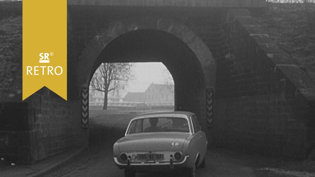 Foto: Ein Auto fährt durch die Unterführung an Eisenbahnlinie Sarreguemines - Saarbrücken