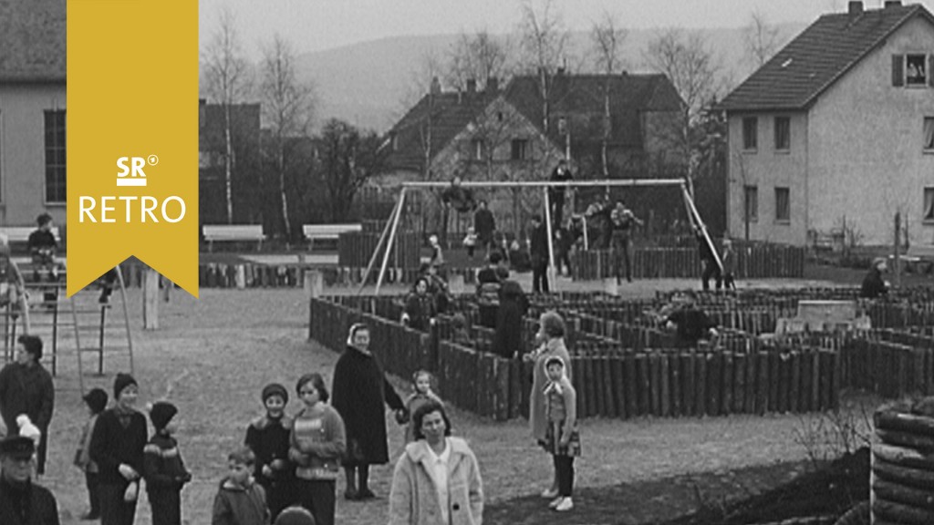 Foto: Zahlreiche Menschen auf dem Kinder-Spielplatz in Homburg-Erbach