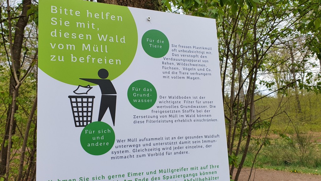 Infotafel zur Müllsammelaktion im Schmelzerwald in St. Ingbert (Foto: Lena Schmidtke)