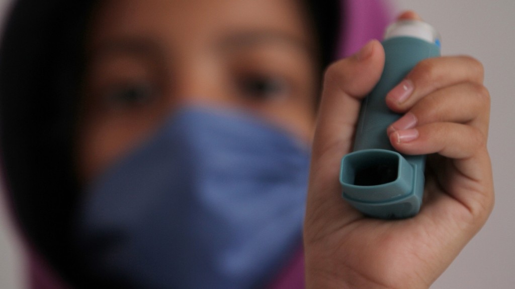 Eine Maske tragende junge Frau zeigt ihren Asthma-Inhalator (Foto: picture alliance/dpa/NOTIMEX | Oscar Ramírez)