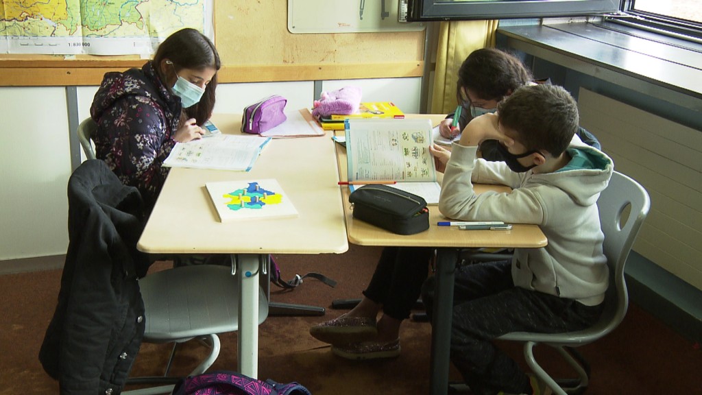 Symbolbild: Schulkinder sitzen mit Masken an einem Gruppenarbeitstisch (Archivfoto: SR Fernsehen)