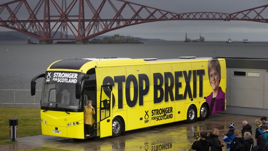 Archivfoto: SNP-Chefin Nicola Sturgeon mit ihrem Wahlkampfbus (Foto: picture alliance/dpa/PA Wire | Jane Barlow)