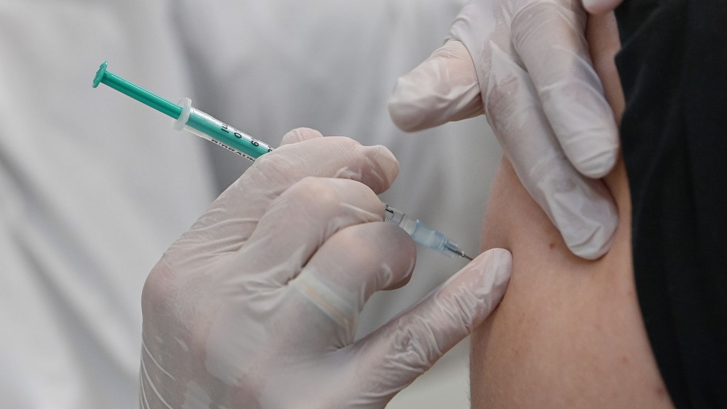 Ein Mann bekommt eine Schutzimpfung gegen Covid-19 (Foto: picture alliance/doa/dpa-Zentralbild/Patrick Pleul)