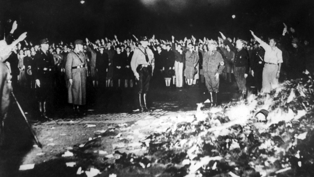 Eine Bücherverbrennung der Nazis am 10. Mai 1933 (Foto: picture alliance / dpa | dpa)